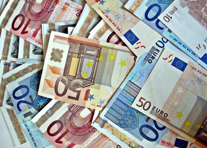 Minimalios algos ES: nuo 235 iki 1.999 eurų