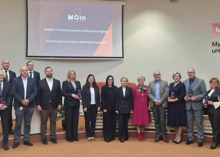 MRU įteikta padėka Lietuvos švietimo ir mokslo profesinei sąjungai
