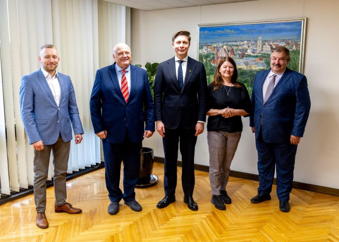 Susitikime su premjeru aptartas darbuotojų atstovavimas, darbo rinkos ir streikų reglamentavimo klausimai